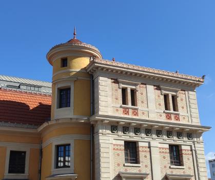 Façade de la gare du Sud. Détail.
