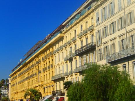 L'hôtel Plaza au bout de l'avenue de Verdun 