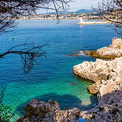 La côte rocheuse du Cap de Nice