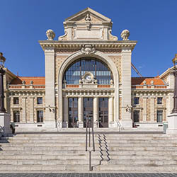 Ancienne gare des chemins de fer de Provence ou "Gare du Sud", place du Général de Gaulle