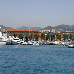 Le port Lympia et la place Île de Beauté