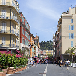 Vue sur la colline du Château depuis la rue Saint-François-de-Paule