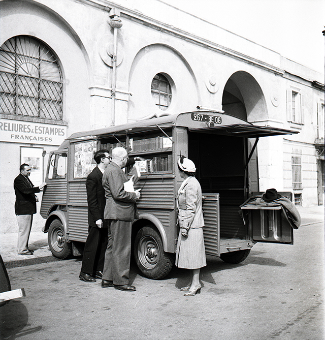 Le tribunal administratif, Le premier bibliobus devant la galerie des Ponchettes, ca 1960