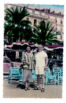 Promenade et chaises bleues