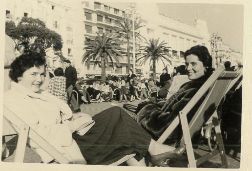 Entre amies devant le Palais de la Méditerranée