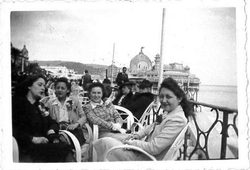Des amies sur la Promenade des Anglais