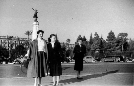 Dina et Jacqueline devant le monument du centenaire