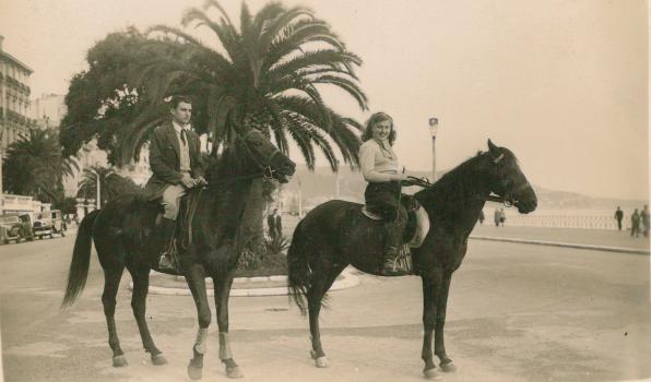 M. Bailet et Dina en randonnée de cheval sur la Promenade