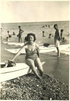 Sur un Gondolys - Plage de Nice et ses galets - été 1943