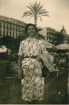 Stella ISRAEL devant l'Hôtel ROYAL