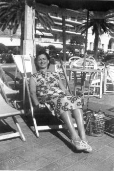 Stella sur une chaise longue