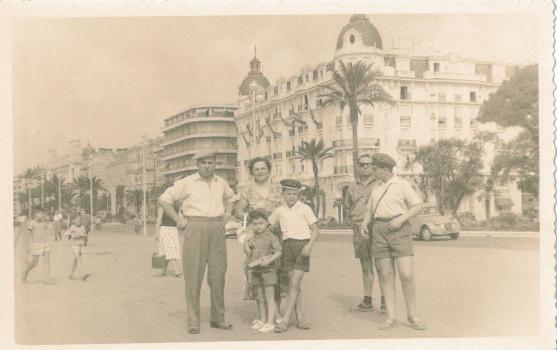 Famille Jacomino devant l’hôtel Ruhl