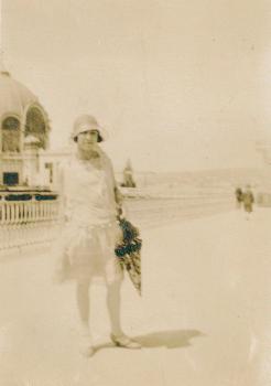 Jacqueline devant la Jetée