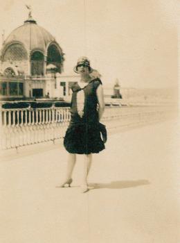 Jacqueline devant la Jetée
