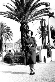 Josette devant le Palais de la Méditerranée
