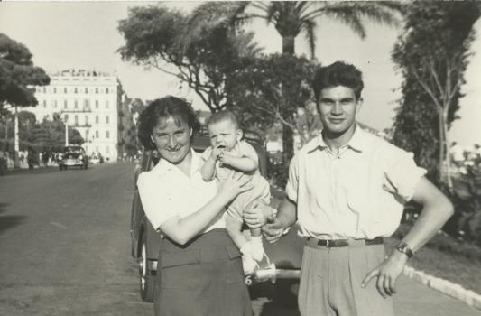 Jeunes parents devant le jardin Albert 1er