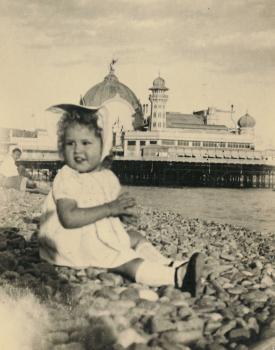 Mireille devant la Jetée-Promenade