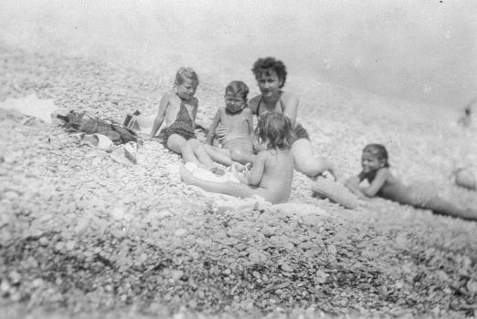 Annie, Jean, Mady et Annette sur les galets
