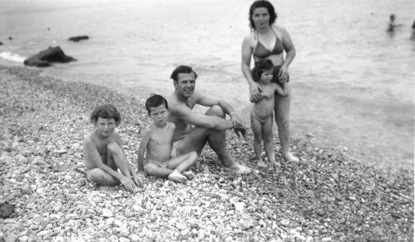 Annie, Jean, Raymond, Mady et Annette sur la plage