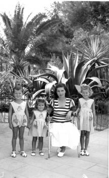 Jean, Annette, Mady et Annie devant le jardin Albert 1er