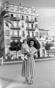 Paulette et Nanou devant l'école des terrasses