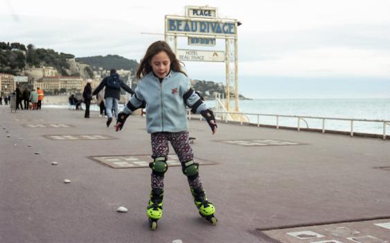 Justine sur les rollers