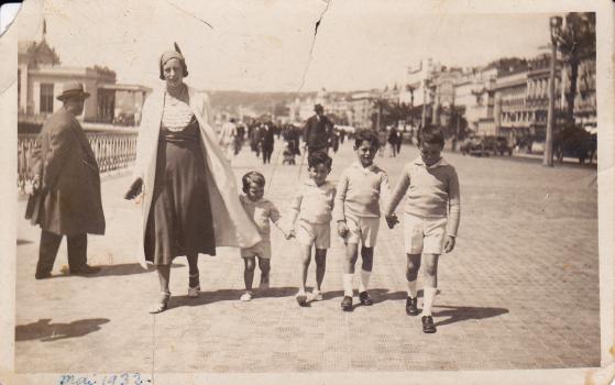 Jean, Claude, Charles et Leo avec leur mère