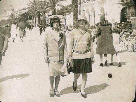 Mme PRAT avec sa fille Jeanne au printemps