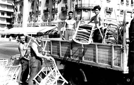 Charles TORDO décharge les chaises avec ses amis