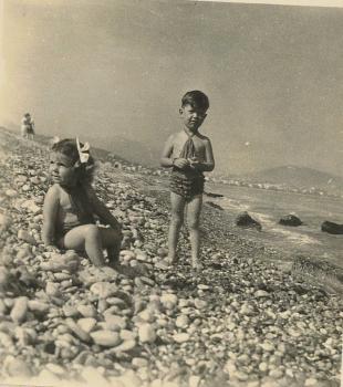 Annette et Jean sur les galets de Nice