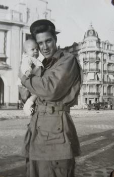 Photo-souvenir d'un G.I., qui pose avec Isabelle