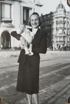 Denise Donadei (épouse d'Henri-Victor), pose avec sa fille Isabelle
