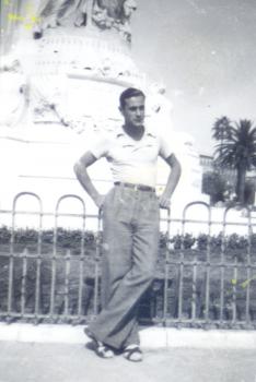 1939 - Gilbert devant le monument du Centenaire