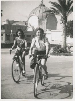 Henriette et Andrée ORION en promenade