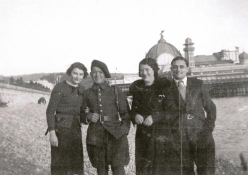Marius, Charles, Lucie Antoinette devant le casino de la Jetée