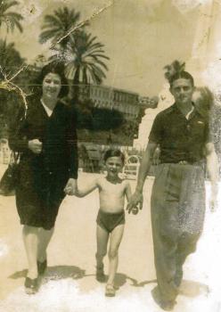 Famille Aiguebonne devant le monument du centenaire