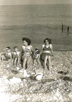 Jean, Annie, Lina, Anet, et Jeanette sur la plage