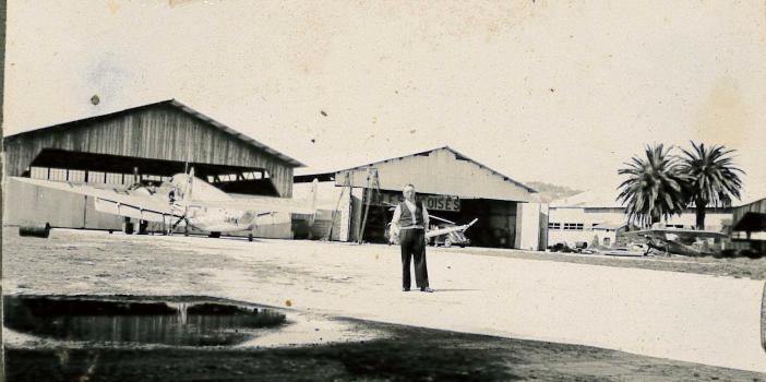 Rémy devant les hangars de l'aérodrôme de Nice