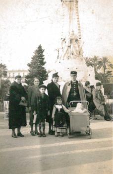 Famille Rolland devant le monument du Centenaire
