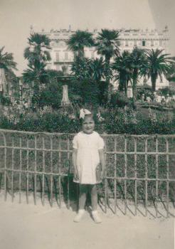 Jacqueline dans le jardin Albert 1er