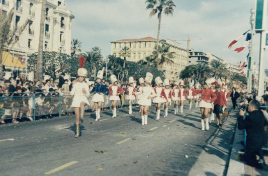 Les majorettes du Carnaval devant le Négresco