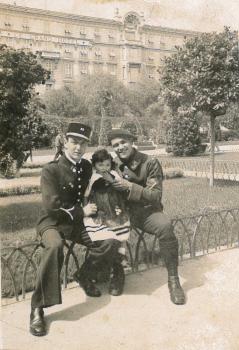 Jacqueline avec papa et un chasseur Alpin