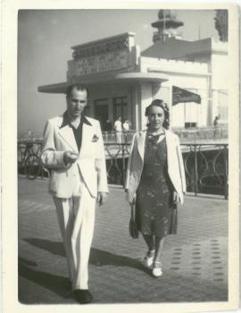 Mes grands-parents devant le Casino de la Jetée Promenade