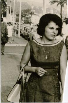 Madeleine devant le Palais de la Méditerranée