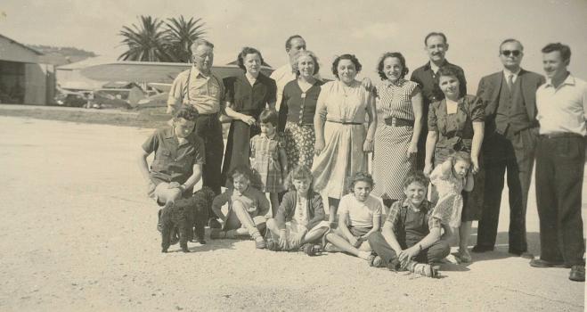 Aviateurs de la base aérienne avec leur famille