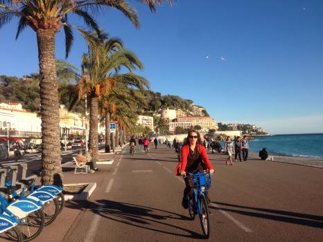 Marie-Claire sur un Vélo Bleu