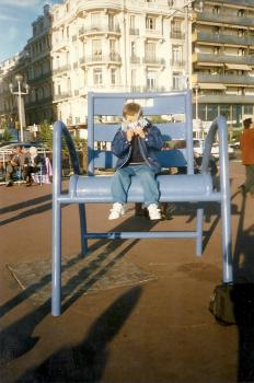 J.-B. sur la chaise bleue géante, devant le palais de la Méditerranée