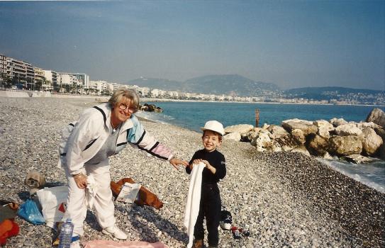 J.-B. avec mémé Monique sur la plage, à Carras