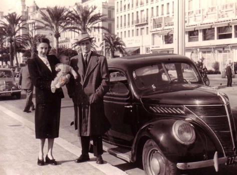 Mes parents et moi-même dans les bras de ma mère