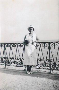 Yvonne sur la Promenade